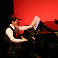 iPadの譜面をめくっているところ