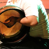 バウロンの裏には小さなタンバリンが！