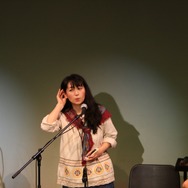 約230名の口笛に耳をすますなるけ氏、ありえない光景に舞台上から写真を撮る一幕も