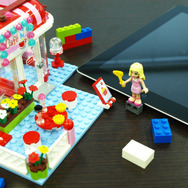 レゴブロックを使ってiPhoneスタンドを作ろう!iPhone5s/5c対応予定のLEGOブロック対応Lightningポートキャップ予約開始
