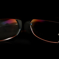 【東京ゲームショウ2013】ジェイアイエヌ、「攻殻機動隊ARISE」とのコラボデザインのメガネ自動販売機「JINS Self Shop」出展