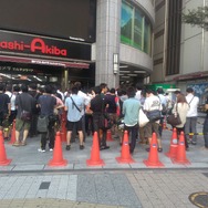 待機列はかなり長いものに