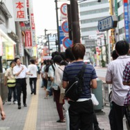 少年も思わずハイタッチ！『モンスターハンター4』発売 － 池袋でも500名以上の行列