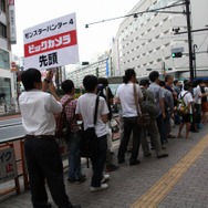 少年も思わずハイタッチ！『モンスターハンター4』発売 － 池袋でも500名以上の行列