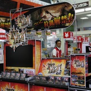 少年も思わずハイタッチ！『モンスターハンター4』発売 － 池袋でも500名以上の行列