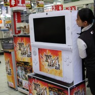 少年も思わずハイタッチ！『モンスターハンター4』発売 － 池袋でも500名以上の行列