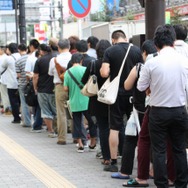 少年も思わずハイタッチ！『モンスターハンター4』発売 － 池袋でも500名以上の行列