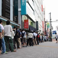 少年も思わずハイタッチ！『モンスターハンター4』発売 － 池袋でも500名以上の行列