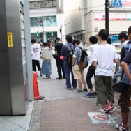 少年も思わずハイタッチ！『モンスターハンター4』発売 － 池袋でも500名以上の行列