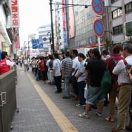 少年も思わずハイタッチ！『モンスターハンター4』発売 － 池袋でも500名以上の行列