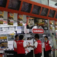 少年も思わずハイタッチ！『モンスターハンター4』発売 － 池袋でも500名以上の行列