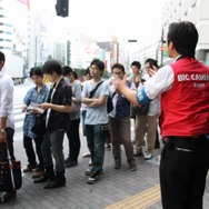 少年も思わずハイタッチ！『モンスターハンター4』発売 － 池袋でも500名以上の行列