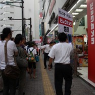 少年も思わずハイタッチ！『モンスターハンター4』発売 － 池袋でも500名以上の行列