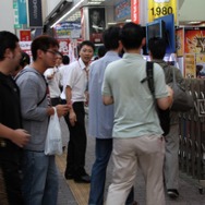 少年も思わずハイタッチ！『モンスターハンター4』発売 － 池袋でも500名以上の行列