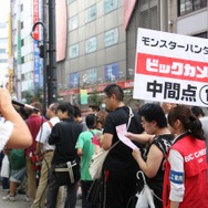 少年も思わずハイタッチ！『モンスターハンター4』発売 － 池袋でも500名以上の行列