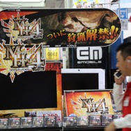 少年も思わずハイタッチ！『モンスターハンター4』発売 － 池袋でも500名以上の行列