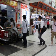 少年も思わずハイタッチ！『モンスターハンター4』発売 － 池袋でも500名以上の行列