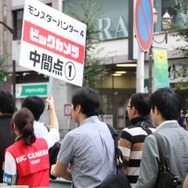 少年も思わずハイタッチ！『モンスターハンター4』発売 － 池袋でも500名以上の行列