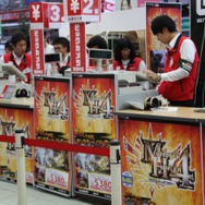 少年も思わずハイタッチ！『モンスターハンター4』発売 － 池袋でも500名以上の行列