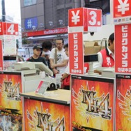 少年も思わずハイタッチ！『モンスターハンター4』発売 － 池袋でも500名以上の行列