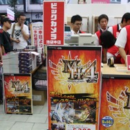 少年も思わずハイタッチ！『モンスターハンター4』発売 － 池袋でも500名以上の行列