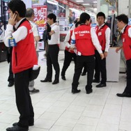 少年も思わずハイタッチ！『モンスターハンター4』発売 － 池袋でも500名以上の行列