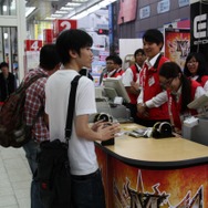 少年も思わずハイタッチ！『モンスターハンター4』発売 － 池袋でも500名以上の行列