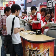 少年も思わずハイタッチ！『モンスターハンター4』発売 － 池袋でも500名以上の行列