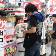 少年も思わずハイタッチ！『モンスターハンター4』発売 － 池袋でも500名以上の行列