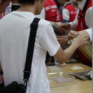 少年も思わずハイタッチ！『モンスターハンター4』発売 － 池袋でも500名以上の行列