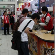 少年も思わずハイタッチ！『モンスターハンター4』発売 － 池袋でも500名以上の行列