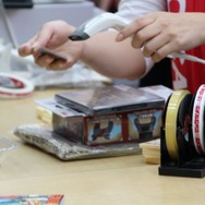 少年も思わずハイタッチ！『モンスターハンター4』発売 － 池袋でも500名以上の行列