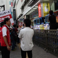 少年も思わずハイタッチ！『モンスターハンター4』発売 － 池袋でも500名以上の行列