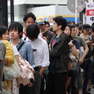 少年も思わずハイタッチ！『モンスターハンター4』発売 － 池袋でも500名以上の行列