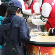 友達と購入する小学生