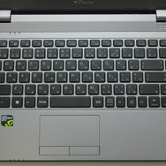 カギカッコを入力するキーとバックスペースだけがやや横広なキーレイアウト。特にクセが無くて入力しやすい