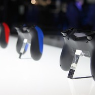 【東京ゲームショウ2013】プレイステーション4の本体と3色のコントローラーをチェック
