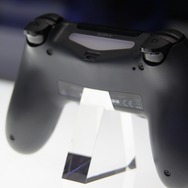 【東京ゲームショウ2013】プレイステーション4の本体と3色のコントローラーをチェック