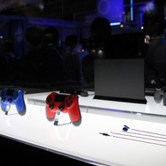 【東京ゲームショウ2013】プレイステーション4の本体と3色のコントローラーをチェック