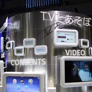 【東京ゲームショウ2013】SONYのロゴが輝く、PS Vita TV本体