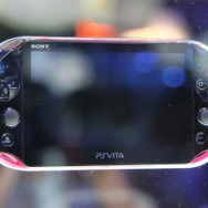 【東京ゲームショウ2013】薄く、そして軽く、ポップに、新型PS Vitaをチェックに
