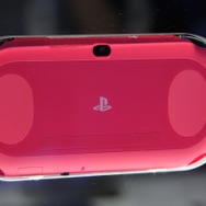 【東京ゲームショウ2013】薄く、そして軽く、ポップに、新型PS Vitaをチェックに