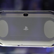【東京ゲームショウ2013】薄く、そして軽く、ポップに、新型PS Vitaをチェックに