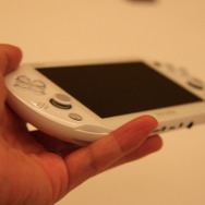 【東京ゲームショウ2013】薄く、そして軽く、ポップに、新型PS Vitaをチェックに