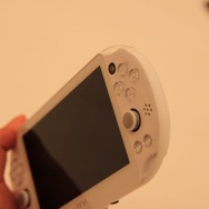 【東京ゲームショウ2013】薄く、そして軽く、ポップに、新型PS Vitaをチェックに