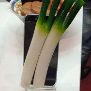 【東京ゲームショウ2013】長ネギ・ソーセージ・お弁当・エッグトースト・・・時代の最先端をいくiPhoneケースが販売中