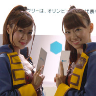 【東京ゲームショウ2013】グリーのキャラクターに扮した美人コンパニオンさんをご紹介