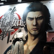 ステージ付近には銅像が