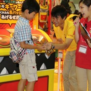 【東京ゲームショウ2013】コナミが大半を占めるファミリーコーナー、『オレカバトル』×食の花道のコラボメニューが美味しそう