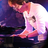 総勢13名による圧巻のステージ！岩垂徳行氏スペシャルバンドLIVEレポート、『逆裁』キャラデザ岩元氏によるライブアートも